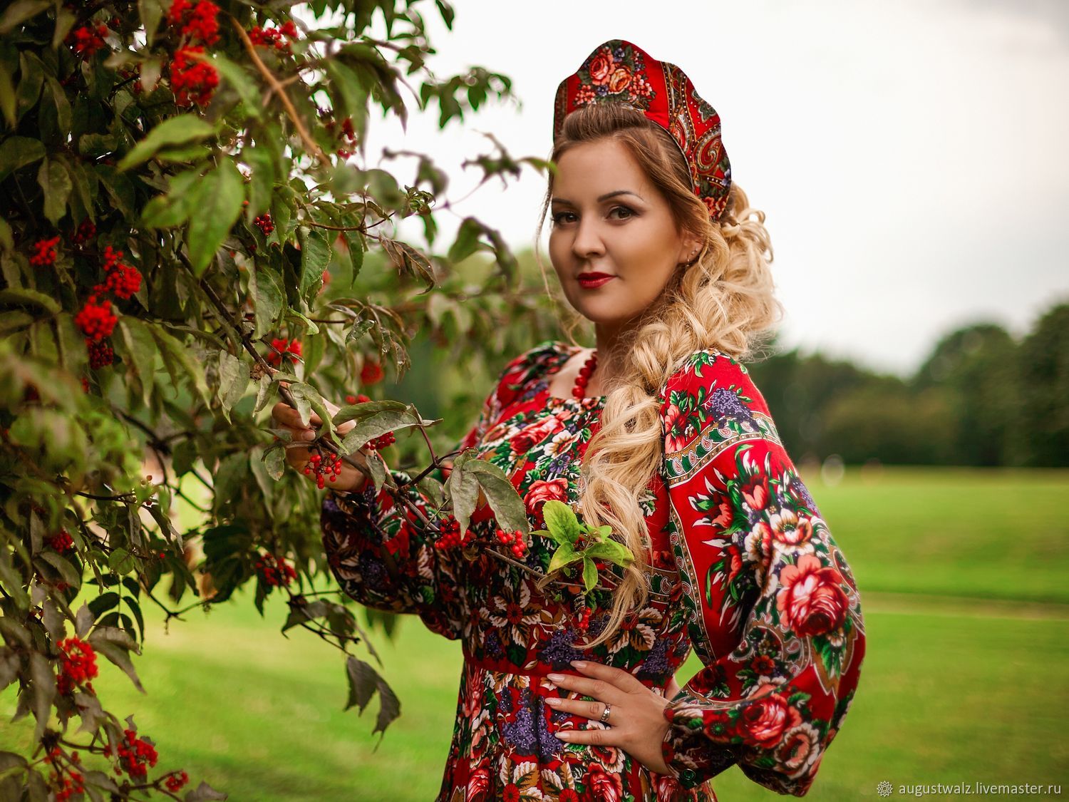 Women in Slavic costumes in Rostov-on-Don